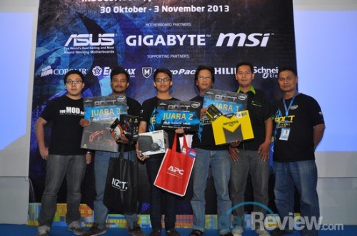 AOCT 2013 Nasional - Kilas Balik Hari Kedua: Pro OC Tournament 25 Para pemenang sesi MSI berfoto bersama dengan Bapak David, Bapak Andy, dan Bapak Yusia.