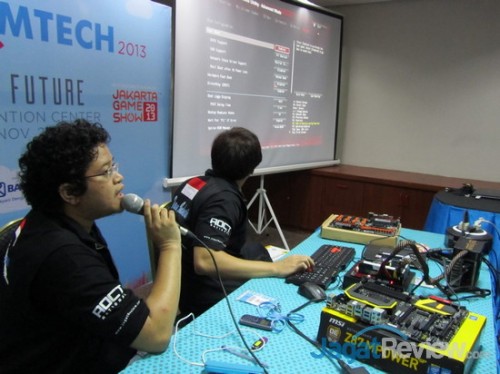 AOCT 2013 Nasional - Kilas Balik Hari Kedua: OC Workshop 5 Alva dan Jesse menunjukkan beberapa opsi pendukung overclocking dari motherboard Asus Maximus VI IMPACT.