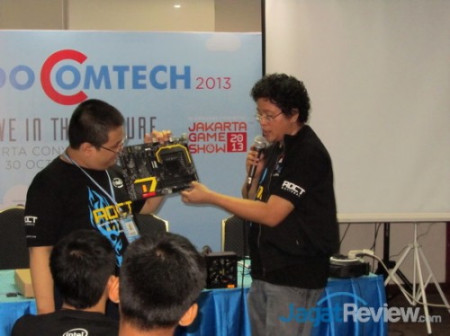 AOCT 2013 Nasional - Kilas Balik Hari Kedua: OC Workshop 8 Alva, kembali dengan dibantu penulis, mempresentasikan Z87 MPower SP.