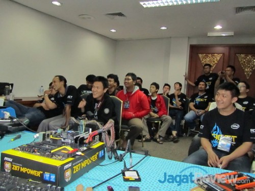 AOCT 2013 Nasional - Kilas Balik Hari Kedua: OC Workshop 9 Seperti motherboard lain yang digunakan, Alva juga mendemokan langsung overclocking di motherboard MSI ini.