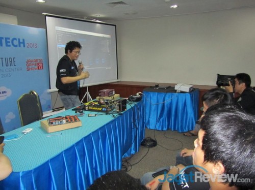 AOCT 2013 Nasional - Kilas Balik Hari Kedua: OC Workshop 10 Intel XTU Benchmark, salah satu tantangan yang akan dihadapi finalis AOCT 2013 Nasional, juga diperkenalkan di sesi workshop ini.