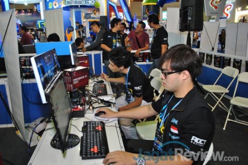 AOCT 2013 Nasional - Kilas Balik Hari Ketiga: Kualifikasi Sesi Asus 1 Tim panitia sedang memastikan semua sistem yang akan digunakan bebas masalah.