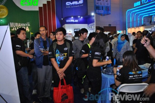 AOCT 2013 Nasional - Kilas Balik Hari Ketiga: Kualifikasi Sesi Asus 2 Menjelang sore hari, peserta AOCT 2013 Nasional mulai terlihat berkumpul di sekitar arena turnamen. Sudah siapkah mereka menghadapi sesi kualifikasi dengan motherboard Asus ini?