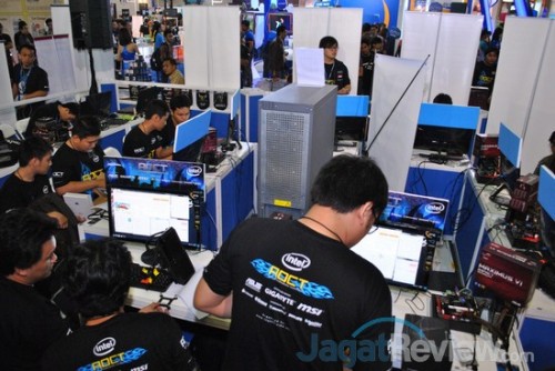 AOCT 2013 Nasional - Kilas Balik Hari Ketiga: Kualifikasi Sesi Asus 4 Mereka langsung menyiapkan sistem mereka, memasang peralatan pendingin, dan menyiapkan strategi menghadapi sise benchmark ini.