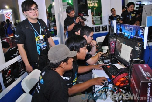 AOCT 2013 Nasional - Kilas Balik Hari Ketiga: Kualifikasi Sesi Asus 8 Hasil yang didapat oleh tim dari sesi pertama membuat peserta dari sesi kedua terlecut semangatnya untuk mendapatkan hasil yang lebih baik. Mereka terlihat sangat serius dalam mengatur konfigurasi sistem mereka.