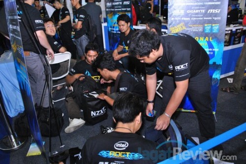 AOCT 2013 Nasional - Kilas Balik Hari Ketiga: Kualifikasi Sesi Asus 11 Peserta dari sesi kedua juga membereskan perangkat pendingin mereka di luar arena.
