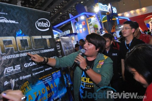 AOCT 2013 Nasional - Kilas Balik Hari Ketiga: Kualifikasi Sesi Asus 12 Sementara menunggu tim juri melakukan verifikasi skor, peserta dan pengunjung di sekitar arena turnamen diajak oleh MC acara untuk memainkan beberapa games berhadiah.