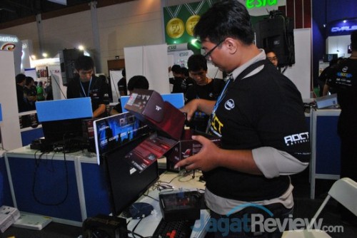 AOCT 2013 Nasional - Kilas Balik Hari Ketiga: Kualifikasi Sesi Asus 10 Sesi kedua akhirnya selesai. Tim panitia langsung membereskan sistem yang digunakan dalam sesi ini.