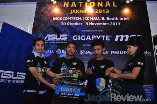 AOCT 2013 Nasional - Kilas Balik Hari Ketiga: Kualifikasi Sesi Asus 14 Juara 3, AMIKOM 2, mendapatkan hadiah dari Asus dan paket souvenir dari beberapa sponsor pendukung.