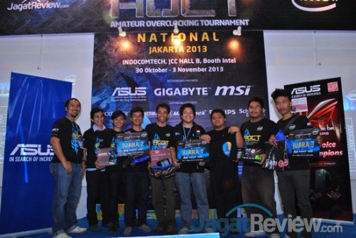 AOCT 2013 Nasional - Kilas Balik Hari Ketiga: Kualifikasi Sesi Asus 17 Seluruh tim juara dari sesi Asus berpose bersama Bapak Ryan, Bapak Dedy, dan Alva.