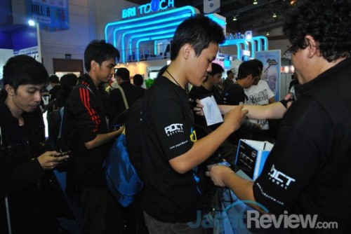 Peserta sesi kelima mulai bersiap memasuki arena untuk menghadapi sesi benchmark terakhir mereka.