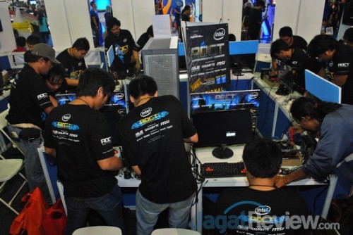 Sama seperti di sesi kelima, para peserta di sesi keenam juga langsung tancap gas menyiapkan sistem mereka.