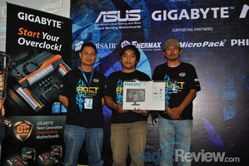 Giani_Gracio, bersama Bapak David dari Intel, dan monitor kedua yang mereka dapatkan di hari keempat ini.