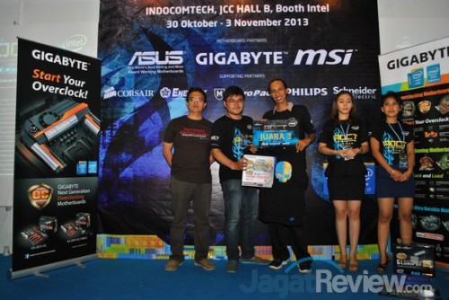 Juara 3, HW_Noob, dengan hadiah motherboard Gigabyte serta souvenir dari sponsor yang mereka dapatkan. Hadiah diberikan oleh Bapak Benny.