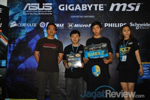 Juara 2, Brownie, dengan hadiah motherboard Gigabyte dan souvenir dari sponsor yang mereka dapatkan.
