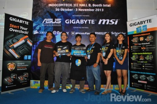 Juara 1, ABABIL, bersama dengan hadiah motherboard dan souvenir dari sponsor yang mereka dapatkan. Hadiah diserahkan oleh Bapak Benny dan Bapak David.