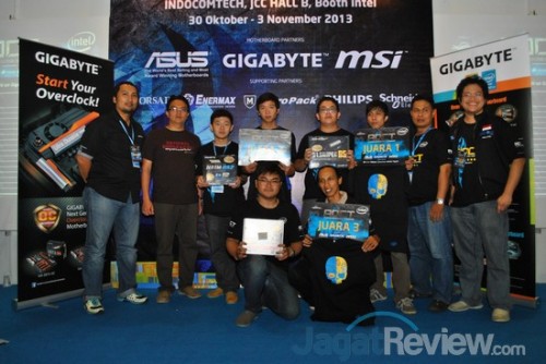 Seluruh pemenang berpose bersama Bapak Dedy Irvan, Bapak Benny, Bapak David, dan Alva Jonathan.