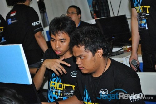 AOCT 2013 Nasional - Kilas Balik Hari Kelima: Final 7 Tim Overheat, juara dari sesi pertama, dengan mimik serius yang terus melekat di wajah mereka selama final AOCT 2013 Nasional ini.