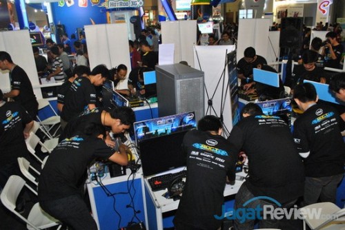 AOCT 2013 Nasional - Kilas Balik Hari Kelima: Final 5 Sebelum sesi benchmark dimulai, para peserta terlebih dahulu mendapatkan waktu untuk memasang sistem pendingin mereka.