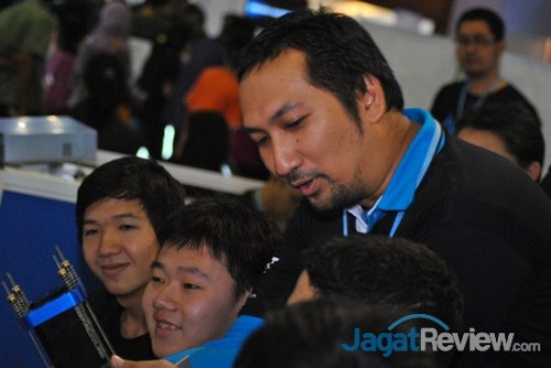 AOCT 2013 Nasional - Kilas Balik Hari Kelima: Final 8 Untuk menambah semangat peserta, panitia menampilkan hadiah utama dari turnamen ini, LN2 Pot dari K|ngp|n Cooling.