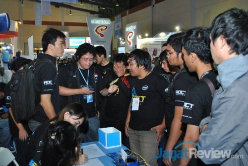 AOCT 2013 Nasional - Kilas Balik Hari Kelima: Final 3 Peserta babak final AOCT 2013 Nasional mulai terlihat berkumpul di dekat arena AOCT 2013 Nasional sekitar jam 10 pagi.