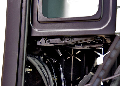 Review Corsair Carbide Series Air 540 - Casing dengan Dua Ruangan Terpisah 4 Untuk mengunci Optical Drive anda pada tempatnya anda dapat menggunakan Clip seperti pada gambar diatas.