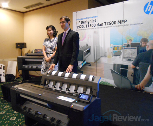 HP Perkenalkan Tiga Printer Profesional dengan Kualitas Cetak Superior 1 Lydia Budianto, MDM Designjet Printer HP Indonesia & Alberto Hevia-Campomanes, Southeast East Asia (SEA) Designjet Manager Printing and Personal Systems, berpose dengan HP Designjet T1500 ePrinter & Designjet T2500 eMultifunction.