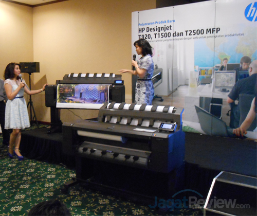 HP Perkenalkan Tiga Printer Profesional dengan Kualitas Cetak Superior 2 Lydia Budianto melakukan demonstrasi pindai/scanning, pada HP Designjet T2500 eMultifunction.