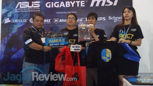 AOCT 2013 Nasional: Jawara Overclocking Amatir Telah Didapatkan! 8 Tim ABABIL bersama dengan Bapak Bambang, perwakilan dari DTG, distributor Corsair.