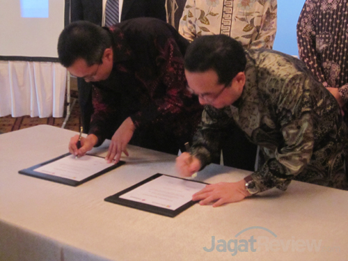 Indosat: Windows 8.1 Mampu Meningkatkan Produktivitas Kerja 3 Singgih Wandojo & Ginandjar, melakukan penandatangan peresmian kerjasama antara Microsoft dan Indosat