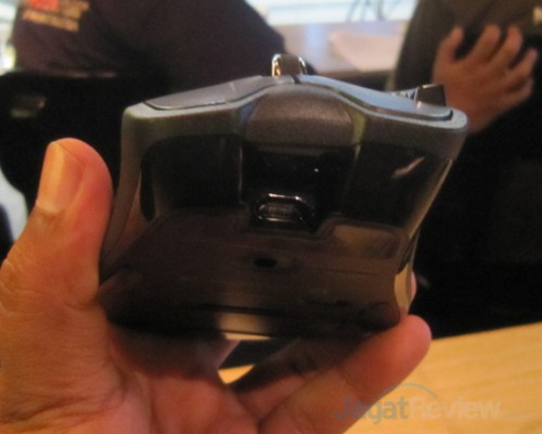 Konektor micro-USB standar pada Mouse Gaming Logitech G700s