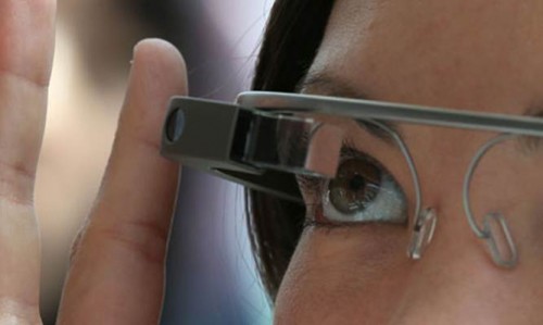 Polisi New York Uji Coba Google Glass 1 Woman using Google glass at a technology festival