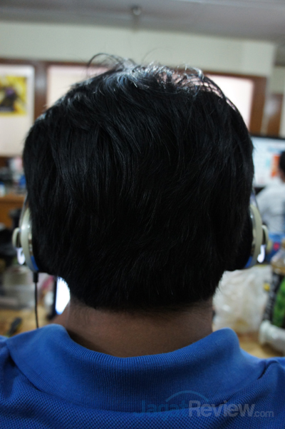 Headband pada headphone ini cukup lentur dan sangat nyaman digunakan.