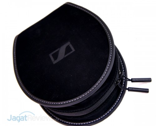 Sennheiser Momentum On-Ear, dilengkapi dengan kantong travel berwarna hitam yang dirancang cukup elegan.