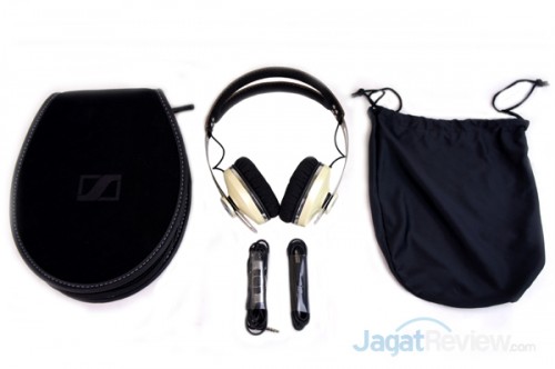 Tersedia pula kantong kain dan dua buah kabel.