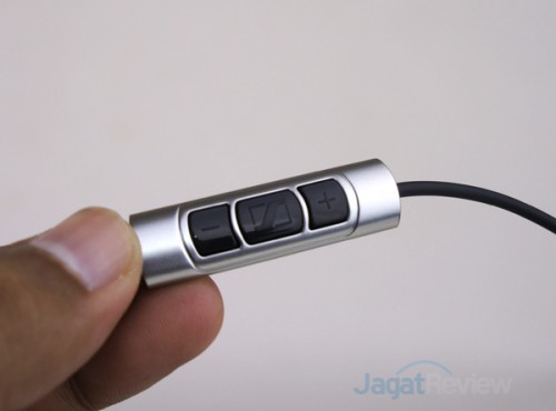 Remote In-Line yang terdapat tombol pengaturan volume dan play/pause.