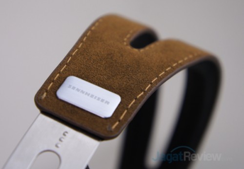 Bahan kulit Alcantara yang membalut headband stainless steel headphone Sennheiser Momentum On-Ear.