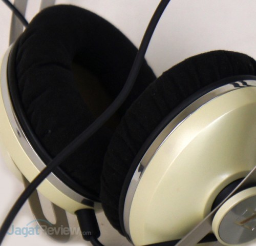 Bantalan busa pada Ear cup yang dibalut dengan bahan cukup lembut.