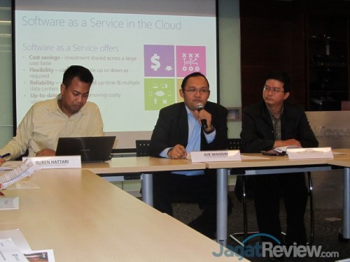 Microsoft Dukung Organisasi Nirlaba dengan Berikan Office 365 Gratis 1 Ruben Hattari, Corporate Affair Director dari Microsoft Indonesia (kiri), beserta Aji Wahidin dari ASEAN Foundation (tengah) dan Anton Suwoto dari Yayasan Cinta Anak Bangsa, salah satu organisasi nirlaba yang sudah menggunakan Office 365.