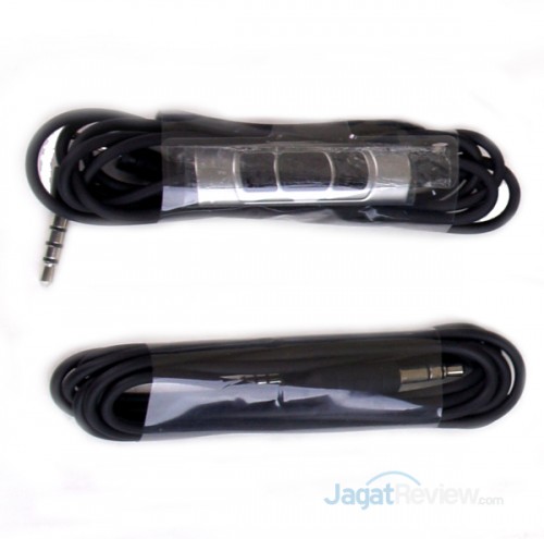 Tersedia dua buah kabel pilihan, dimana pada satu kabel terdapat Remote In-Line, agar headphone bisa difungsikan untuk menerima telepon saat mendengarkan musik dari iPhone.