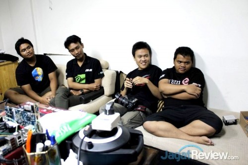 (Kiri ke Kanan): Toto, Bambang, dan Yudhi dari AMIKOM serta Reza dari Overheat.