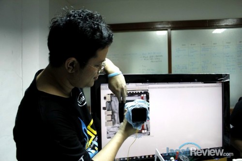 Alva memberikan gambaran pemasangan pendingin extreme pada gambar 1:1 motherboard Mini-ITX Asus Maximus VI Impact.
