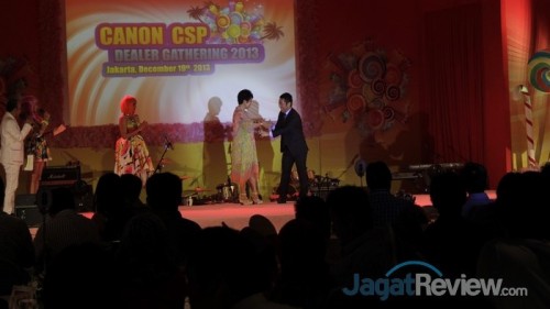Datascrip Catatkan Prestasi Khusus Penjualan Printer Inkjet Canon di Indonesia 1 Perwakilan Canon memberikan penghargaan kepada Ibu Merry Harun dari Datascrip terkait prestasi mereka.