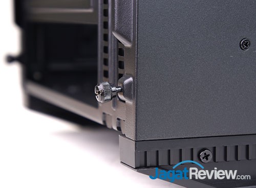 Review HAF Stacker 915F: Casing Gaming Untuk Sistem Mini-ITX 8 Baut pada samping bagian belakang casing ini tidak terbuka keseluruhan dan tetap menempel pada bagian samping casing