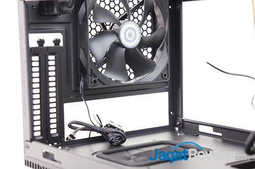 Review HAF Stacker 915F: Casing Gaming Untuk Sistem Mini-ITX 16 Back panel casing ini ditujukan hanya untuk single Graphic Card