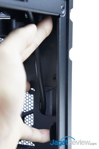 Review HAF Stacker 915F: Casing Gaming Untuk Sistem Mini-ITX 13 Untuk melepaskan bagian depan, Anda butuh menekan ke arah luar 4 buah bagian pengunci didalam casing bagian depan