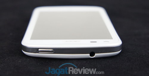 Di bagian atas Liquid E2, Anda akan menemukan tombol power sekaligus lock/unlock dan slot audio jack 3.5mm.