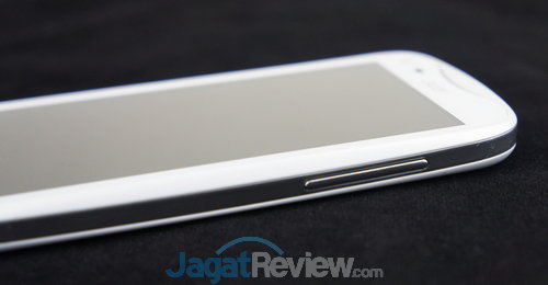 Melirik ke bagian kanan ponsel, Anda akan menemukan tombol pengaturan suara.