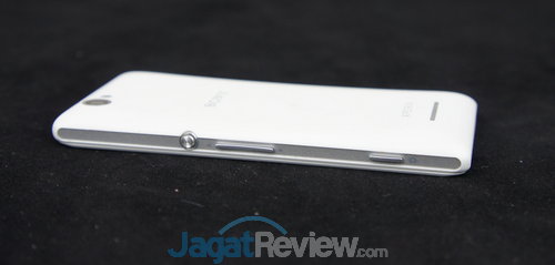 Sementara di bagian kanan terdiri dari tombol power yang juga berfungsi sebagai lock/unlock, tombol pengaturan suara, dan tombol shutter kamera.