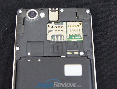 Di balik back cover, Anda akan menemukan slot untuk micro SIM card dan microSD.